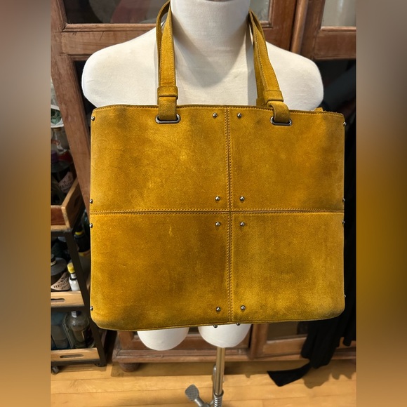 TOD’S Quilted Classic Leather Silver-Studded Bucket Bag in Mustard - Picture 2 of 16